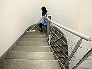 Apartman Temizliği Merdiven Silinmesi