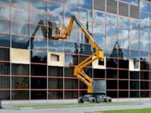 Vinç kullanarak dış cephede cam temizliği yapan personel