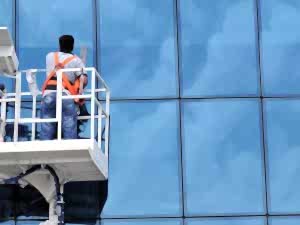 Personel dış cephe kısmında cam temizliği yapıyor.