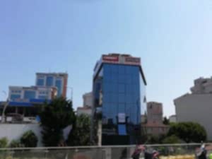 Dış cephe temizliği yapılmış cam bina